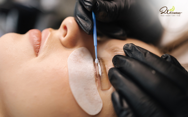 Close-up-of-eyelash-lift-treatment-process-at-a-beauty-spa