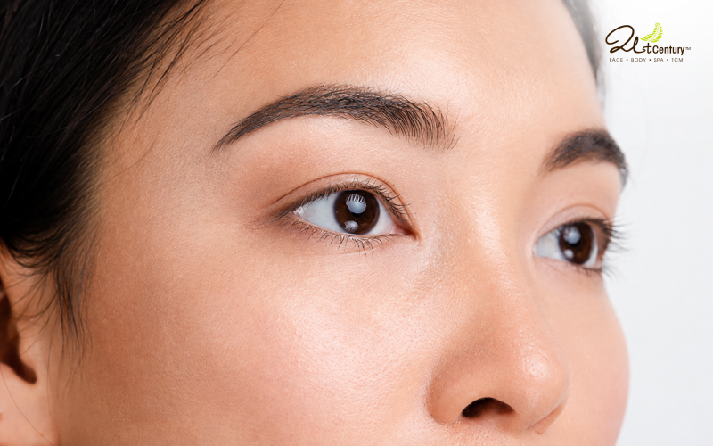Close-up-of-woman-showing-naturally-lifted-and-defined-eyelashes